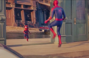 Homem-Aranha dança com sua versão bebê