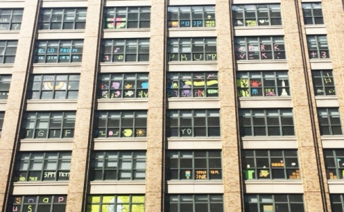 Guerra de post-its está sendo feita em janelas de prédios de Nova Iorque