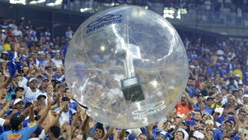 Olympikus joga taça do Cruzeiro para a torcida no Mineirão