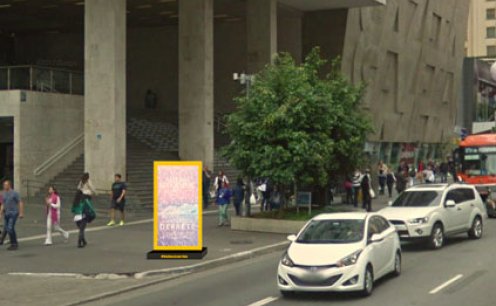 Placa feita de gelo derrete, e revela capa da National Geographic na Av. Paulista 