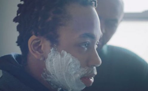 Novo anúncio da Gillette apresenta momento em que o pai ensina filho trans a fazer a barba pela primeira vez