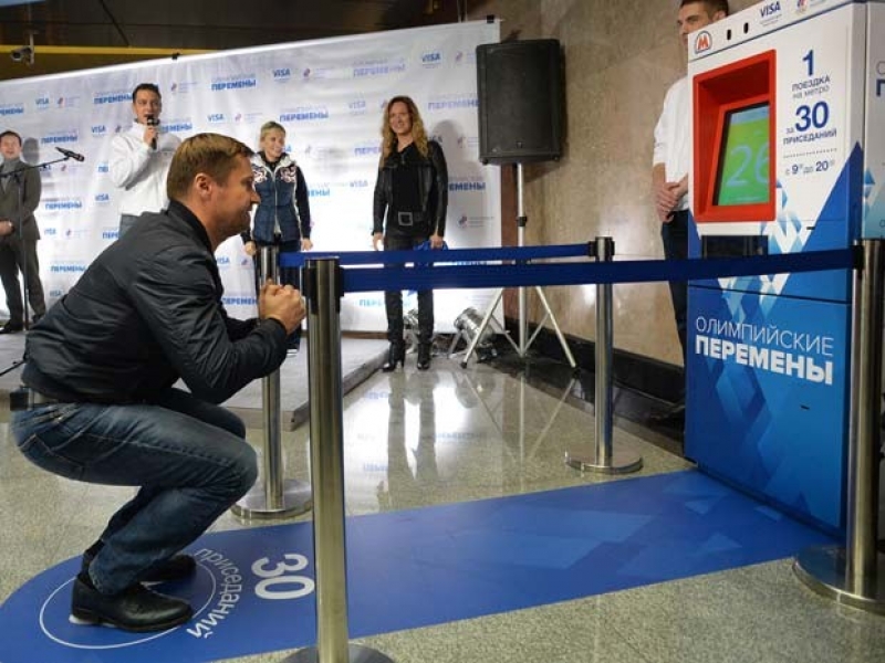 Agachamentos valem dinheiro no metrô 