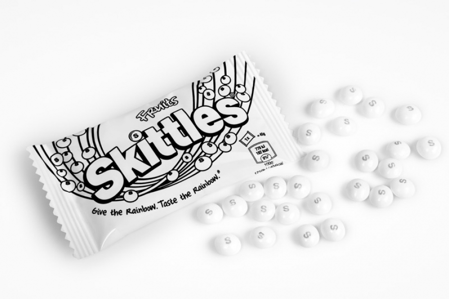 Skittles abre mão do arco-íris para homenagear Orgulho LGBTQ