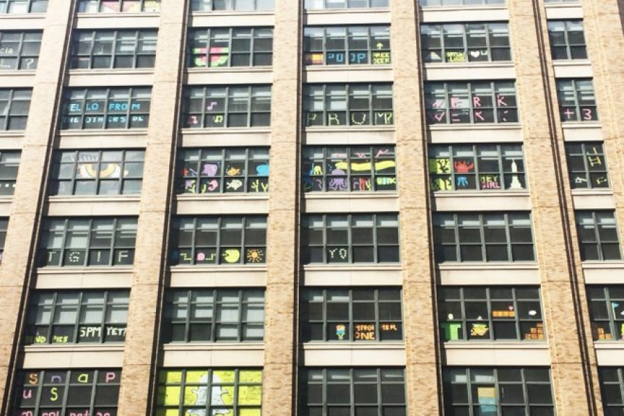 Guerra de post-its está sendo feita em janelas de prédios de Nova Iorque