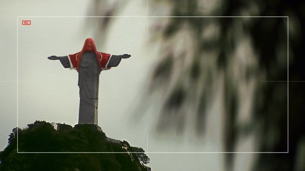 CRISTO REDENTOR VESTE A CAMISA, MAS DESSA VEZ SEM AUTORIZAÇÃO.