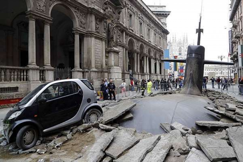 Submarino surge "do nada" em praça