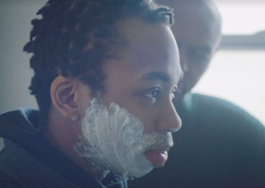 Novo anúncio da Gillette apresenta momento em que o pai ensina filho trans a fazer a barba pela primeira vez