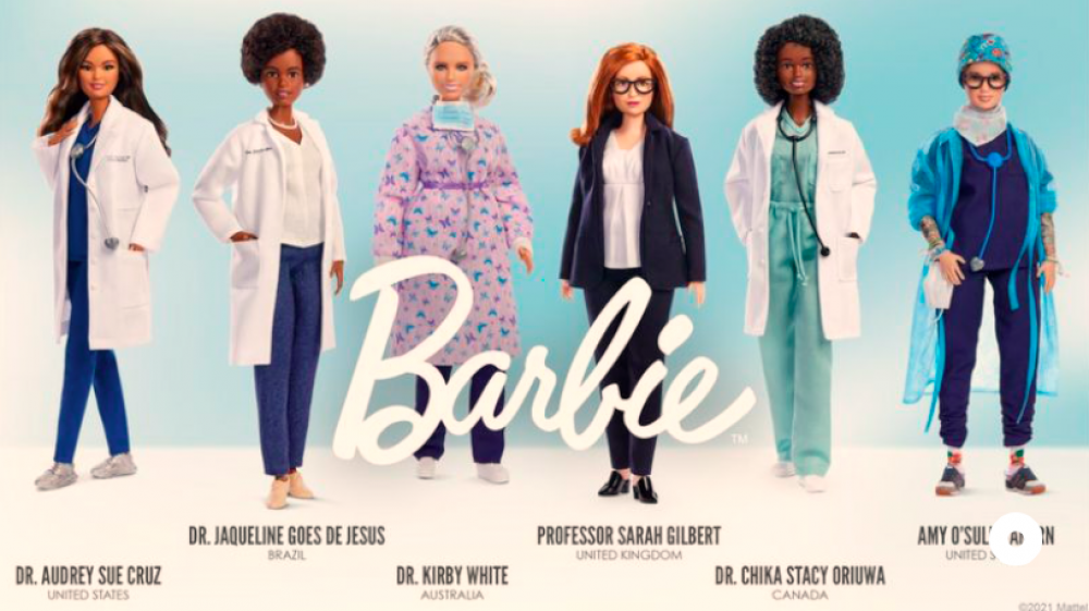 Representatividade: brasileira que ajudou a sequenciar DNA do coronavírus ganha sua versão Barbie